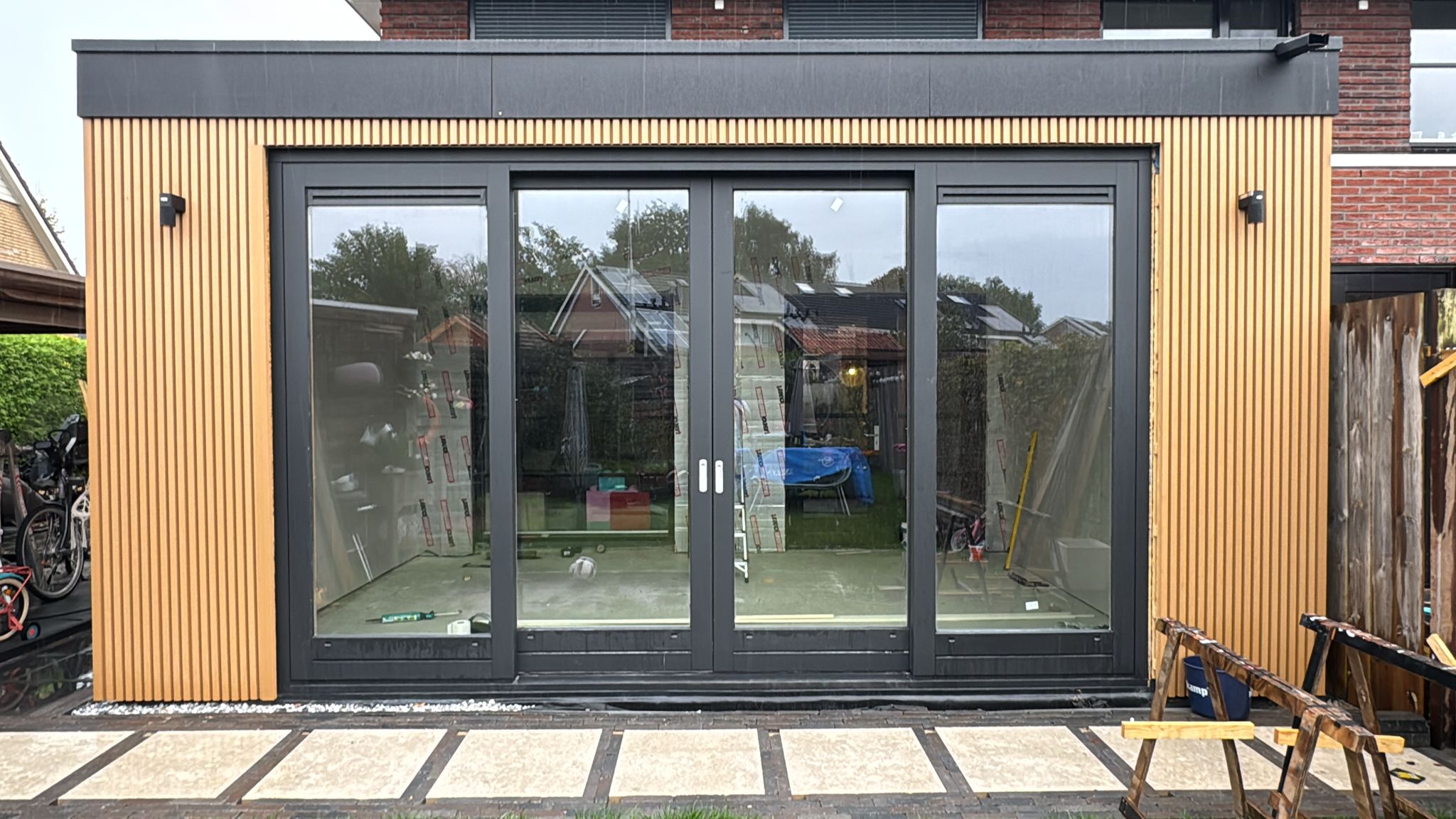 Uitbouw met schuifpui en moderne afwerking door JM Totaalwerk