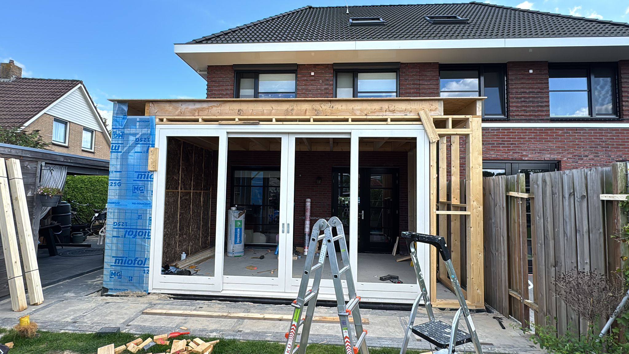 Binnenaanzicht uitbouw met schuifpuien en isolatie